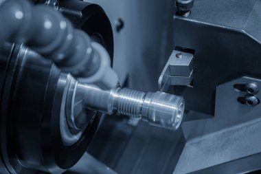 CNC Torna Makinası, boru bağlantı bölümlerinin sonundaki slot kesme sahnesini kapatın. CNC dönüşüm makinesinin yüksek teknolojili metal işlemesi .