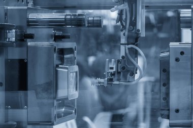 Enjeksiyon kalıbından vakum robotik sistemle tutulmuş plastik enjeksiyon parçaları. Plastik enjeksiyon küf makinesinden otomatik sistem tarafından yapılan yiyecek kutusu üretim süreci.