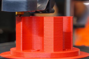 Üç boyutlu yazıcı makinesinin katkı maddesi üretimini kapat. Hızlı prototip yöntemi ile yüksek teknoloji üretim süreci. 