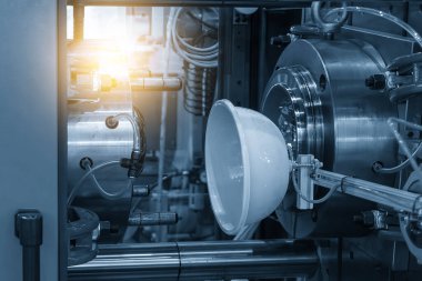 Plastik kase, plastik enjeksiyon makinesinden otomatik sistem tarafından üretilen parçalardır. Robotik sistem tarafından enjeksiyon makinesinden materyal işleme süreci. 