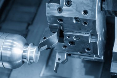 CNC torna makinesi, PET şişesini kesip küf kalıplarını çıkarıyor. CNC dönüşüm makinesinin yüksek teknolojili metal işlemesi .