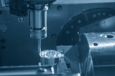 4 eksenli CNC değirmen makinesi düz uçlu değirmen araçlarıyla otomotiv bölümünü kesiyor. Çok eksenli CNC değirmen makinesinin yüksek teknolojili otomotiv parçası üretim süreci.