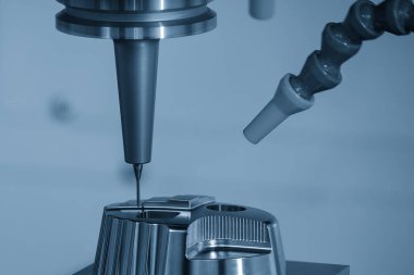 CNC değirmen makinası yüksek hassasiyetle küf kesme parçası katı top burun değirmeni aracı. Kalıplar, sert top değirmeni ile makine merkeziyle kesme işlemi yapıyor.