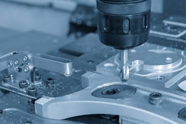 CNC değirmen makinesi alüminyum otomotiv parçalarını sert top burun değirmeni aletleriyle kesiyor. Kalıplar, sert top değirmeni ile makine merkeziyle kesme işlemi yapıyor.