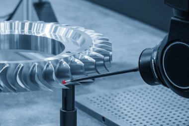 Yakın çekim sahnesi çok eksenli CMM makinesi açık mavi sahnedeki su türbini parçalarını ölçüyor. Koordinat Ölçüm Makinesi ile yüksek duyarlı parçaların kalite denetimi.