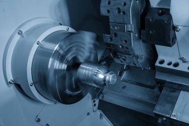 CNC Torna Makinesi, açık mavi sahnede metal şaft parçalarını kesiyor. CNC dönüşüm makinesinin yüksek teknolojili metal işlemesi .