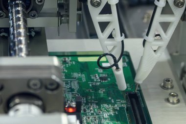 Yüksek hızlı otomatik robot sistemiyle PCB panosu kontrol işlemi. Robotik sistem tarafından yüksek teknolojili elektronik bileşen üretim süreci. 