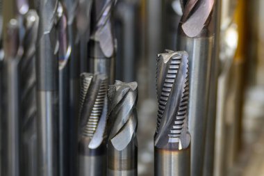 Yakın çekim sahnesi. Kullanılan kaba kesici uç değirmen aracı grubu. Makine merkezi için kesme aracı.