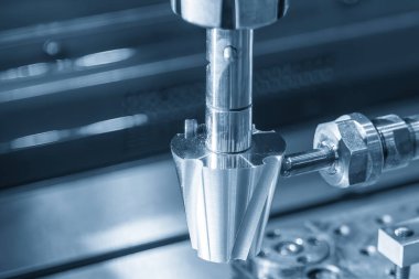 Kapanış sahnesi açık mavi sahnede batan EDM makinesinin çalışması. Küf ve ölüm üretim süreci.