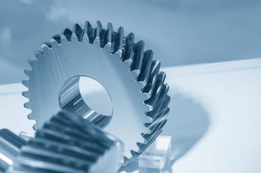 Açık mavi sahnedeki yedek parçaları kapat. Otomotiv iletim sisteminin parçalarının soyut görüntüsü.