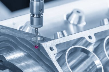 Açık mavi sahnede alüminyum silindir kafa parçalarını ölçen çok eksenli CMM makinesi. Çoklu eksen CMM makinesi ile otomotiv parçalarının kalite kontrolü