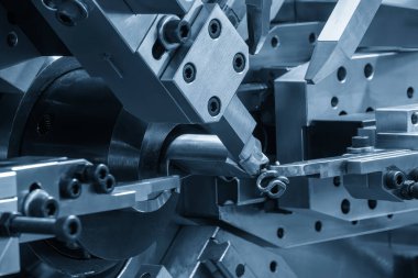 Bobin yaylı makinesini açık mavi sahnede kapat. Mekanik parça üretim konsepti.