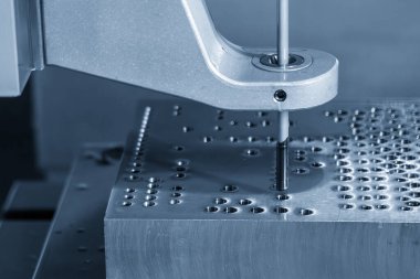 Açık mavi sahnede, makineli tüfek tatbikatını bitirin. Uzun, derin su kanalı silah matkap makinesiyle işlem yapıyor.. 