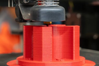 Üç boyutlu yazıcı makinesinin katkı maddesi üretimini kapat. Hızlı prototip yöntemi ile yüksek teknoloji üretim süreci. 