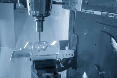 5 eksenli makine merkezi açık mavi sahnede havacılık parçalarını sert top değirmeniyle kesiyor. Çok eksenli CNC değirmen makinesinin yüksek hassasiyetli otomotiv üretim süreci.