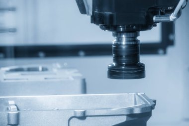 CNC değirmen makinesi, enjeksiyon küf parçalarını indekslenebilir araçlarla kesiyor. Kalıplar ve ölüm üretim süreci, son değirmen araçları ile makine merkezi tarafından.