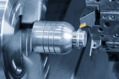 Açık mavi sahnede torna aracına iliştirilmiş kaplama çipi sahneyi kapat. CNC dönüşüm makinesinin yüksek teknoloji metal çalışma süreci.