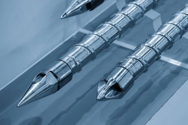 Sahneyi kapatın. Açık mavi sahnede, enjeksiyon makinesinin namlu vidasının başı yedek parça. Üretim konsept enjeksiyon makinesi .