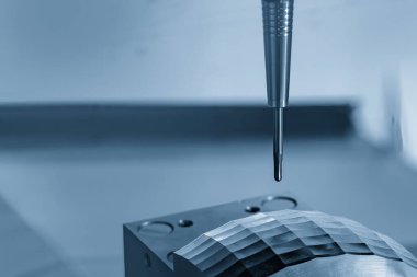 CNC değirmen makinesi, küf parçalarını sert top değirmeni aletleriyle kesiyor. Kalıplar, sert top değirmeni ile makine merkeziyle kesme işlemi yapıyor.