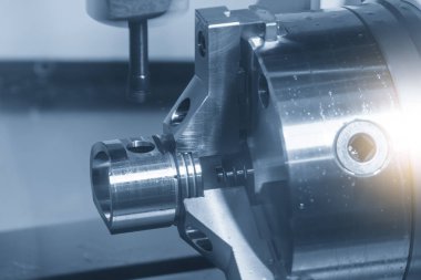 4 eksen makine merkezi dizinlenebilir araçla alüminyum piston parçalarını kesiyor. Çok eksenli CNC değirmen makinesinin yüksek hassasiyetli parça üretim süreci.
