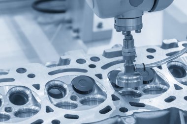 Açık mavi sahnede robotik sistemin giriş ve çıkış vale montaj süreci. Robot sistem tarafından özerk otomotiv parçaları üretim süreci.