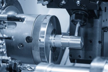 Dönme dolap makinesi, metal şaft parçalarını değirmen mili ile kesiyor. CNC dönüşüm makinesiyle çalışan yüksek teknoloji metali.