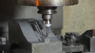 CNC Değirmen Makinesi, matbaayı kesiyor. Boğa burunlu değirmen aletinden ölüyor. Kalıplar, makine merkezi ile katı uç değirmeni kesme işlemini başlatıyor.