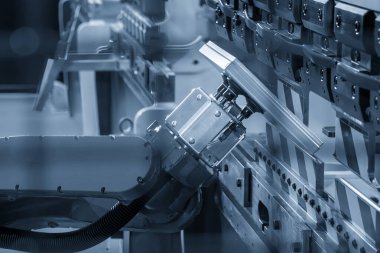 Robotik sistemdeki yüksek teknoloji ürünü fren bükme makinesi. Otomatik robotik kol ile bükme makinesinin çalışması.