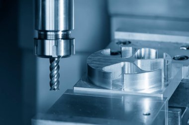 CNC değirmen makinesi alüminyum parçalarını düz burun değirmeni aracıyla kesiyor. Açık mavi sahnede makine merkezinden kesilen yüksek hassasiyetli parçalar.