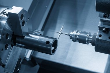 Modüler dokunmatik sonda CNC torna makinesindeki tüp parçalarını kontrol ediyor. Parçaları CMM sondasıyla döndürmenin kalite kontrolü.