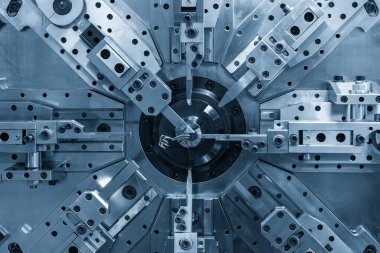 Bobin yay yapma makinesini açık mavi sahnede kapat. Mekanik parça üretim konsepti.