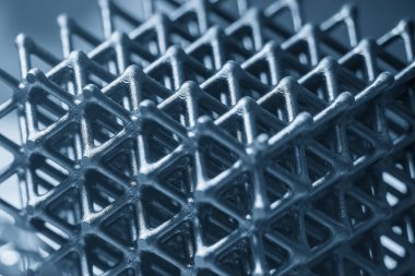 Sahneyi kapatın. Açık mavi sahnede 3D yazıcı tarafından katkı maddesi üretimi. Hızlı prototip yöntemi ile yüksek teknoloji üretim süreci. 