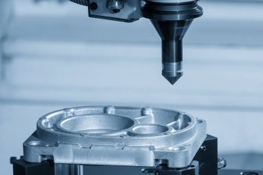 CNC değirmen makinesi Chamfer açık mavi sahnede şamandıra aracıyla alüminyum kısmını kesiyor. Kalıplar, sert top değirmeni ile makine merkeziyle kesme işlemi yapıyor.