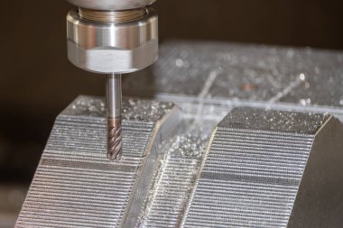 CNC değirmen makinesi, sert bir boğa burun değirmeni aletinin küf parçasını kesiyor. Kalıplar, sert top burun değirmeni ile makine merkezinden kesme işlemi yapıyor..