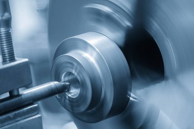 CNC Torna Makinesi dökme demir parçaları işlemini kesti. Makineyi döndürerek çalışan yüksek teknolojili metal işleme .