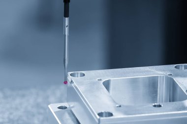 Yakın çekim sahnesi, açık mavi sahnedeki alüminyum parçaları ölçen CMM makinesi. Koordinat Ölçüm Makinesi ile kesilen parçaların kalite denetimi.