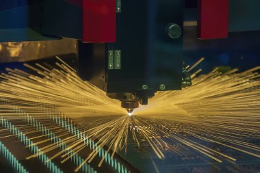 Fiber lazer kesme makinesi parlak ışıkla metal plakayı kesti. Lazer kesme makinesinin yüksek teknoloji metal üretim süreci.. 