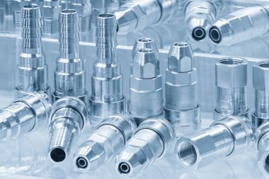 Açık mavi sahnedeki boru bağlantı parçaları setini kapatın. Küf ve ölüm standart parça üretim konsepti.