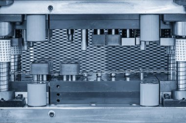 İlericiler üzerindeki metal çizim işleminin damgalanması açık mavi sahnede sona erer. Sahneyi kapat. Metal oluşum süreci aşamalı ölüm ile devam ediyor..