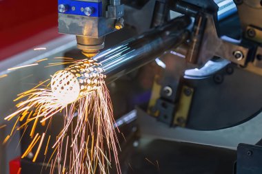 Sahneyi kapatın, fiber lazer kesme makinesi paslanmaz çelik tüpü ve parlak ışığı kesti. Lazer kesme makinesinin yüksek teknoloji metal üretim süreci.. 