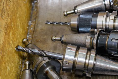 Konteynır kutusunda tutucu olan matkap aracı grubu. Makine merkezi için yüksek hassasiyetli delik oluşturma aracı.