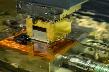 EDM makinesi bakır elektrot ile sıvı soğutucu metoduyla çalışıyor. Bakır elektrot tarafından üretilen kalıp ve ölüm süreci.