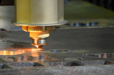 Yüksek güçlü fiber lazer kesme makinesi parlak ışıkla yüksek kalınlıkta metal plakayı kesti. Lazer kesme makinesinin yüksek teknoloji metal üretim süreci.. 