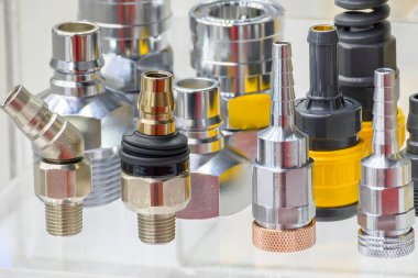 Sahneyi kapatın. Kalıplar için boru bağlantı parçaları seti ve açık mavi sahnede ölün. Küf ve ölüm standart parça üretim konsepti.