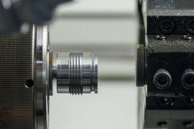 Çok görevli CNC torna makinesi İsviçreli tip metal parçalarla çalışıyor. CNC dönüşüm makinesinin yüksek teknolojili metal işlemesi .