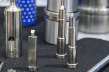 Kapanış sahnesinde basın ölür ve küf kalıpları yerleştirilir. Fırlatma iğnesi üretimi konsepti.