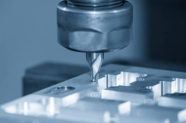 CNC değirmen makinesinin alüminyum parçalarını düz uçlu değirmen aletleriyle kestiği sahneyi kapatın. Kalıplar, sert top değirmeni ile makine merkeziyle kesme işlemi yapıyor.