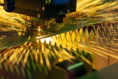 Fiber lazer kesme makinesi parlak ışıkla metal plakayı kesti. Lazer kesme makinesinin yüksek teknoloji metal üretim süreci.. 