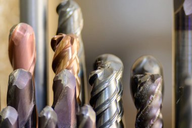 Yakın çekim sahnesi. Kullanılmış kesme aletleri grubu. Makine merkezi için kesme aracı.