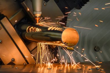 Sahneyi kapatın, fiber lazer kesme makinesi paslanmaz çelik tüpü ve parlak ışığı kesti. Lazer kesme makinesinin yüksek teknoloji metal üretim süreci.. 